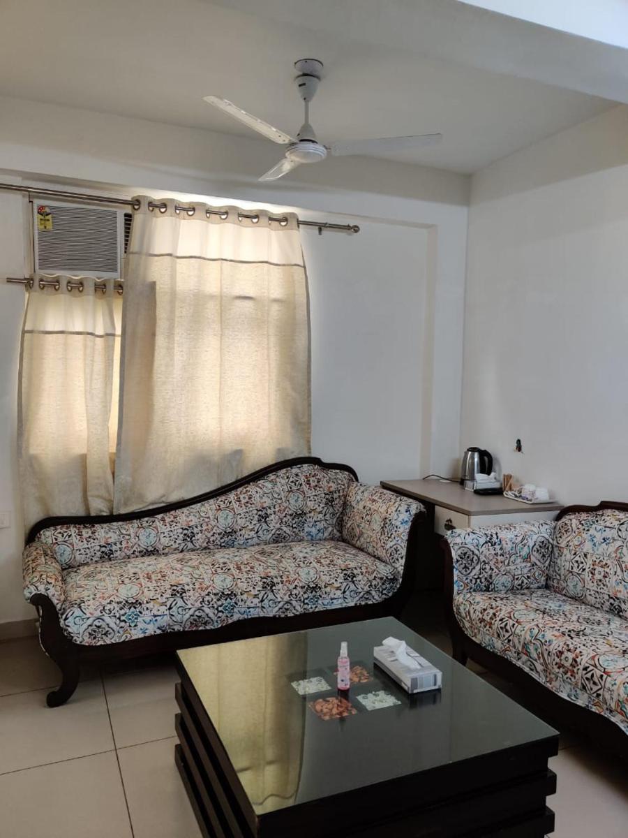 Suitetrails - FACULTY HOUSE- Cosy Lounge Near Expo Mart