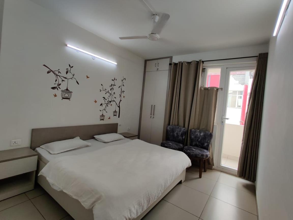 Suitetrails - FACULTY HOUSE- Cosy Lounge Near Expo Mart