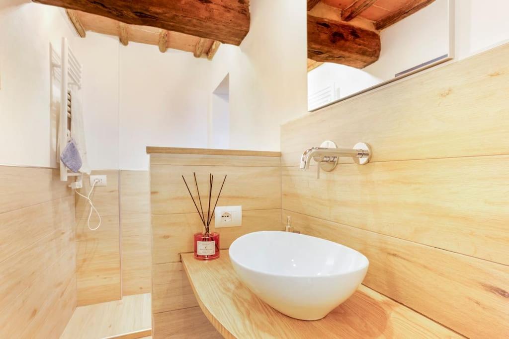 Tower House with emotional shower - Housity