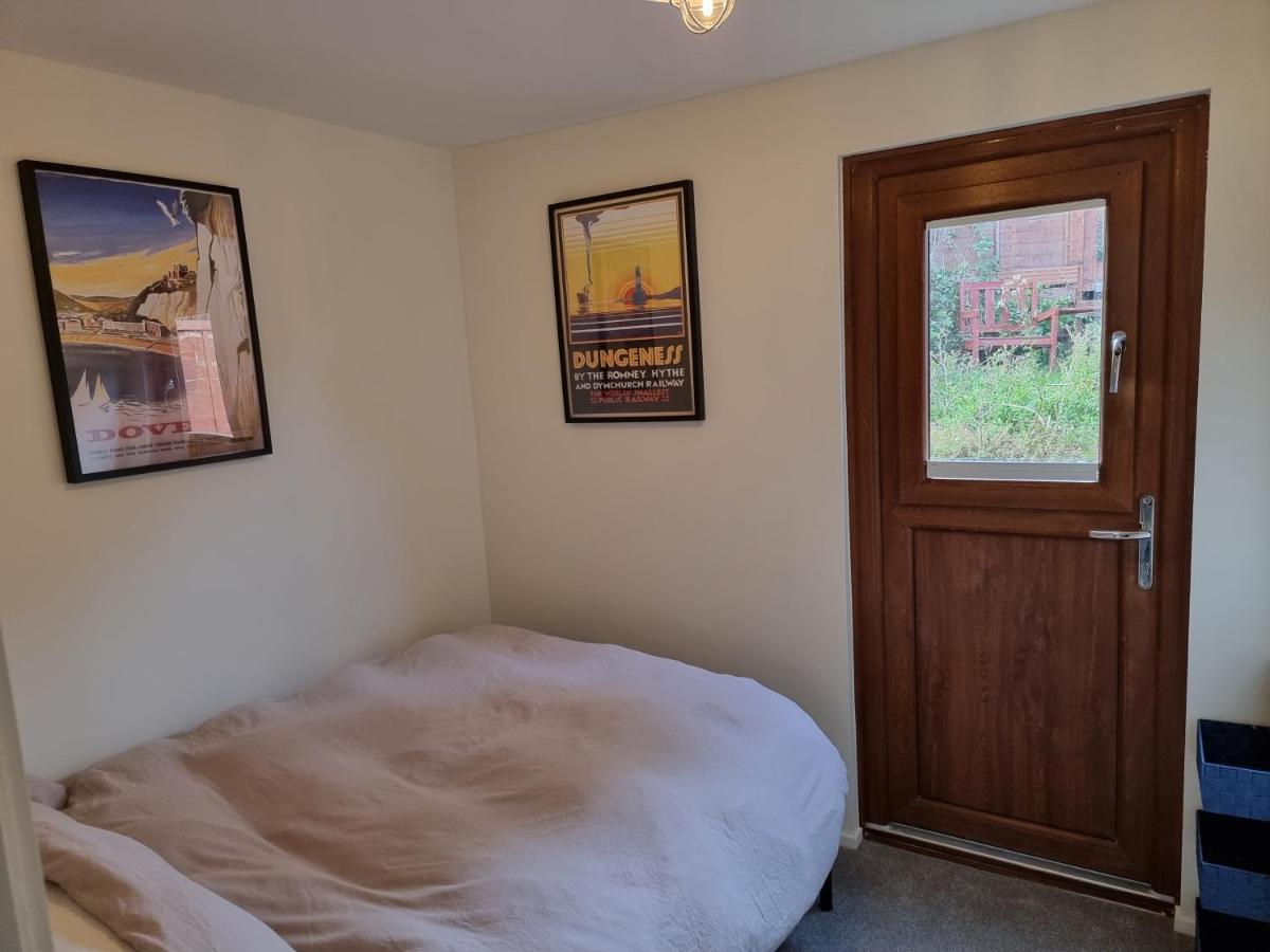 Chalet Brightstone Kingsdown Cliffs location with indoor pool, tennis court, mini-golf short walk to beach and 3 great local pubs - Housity