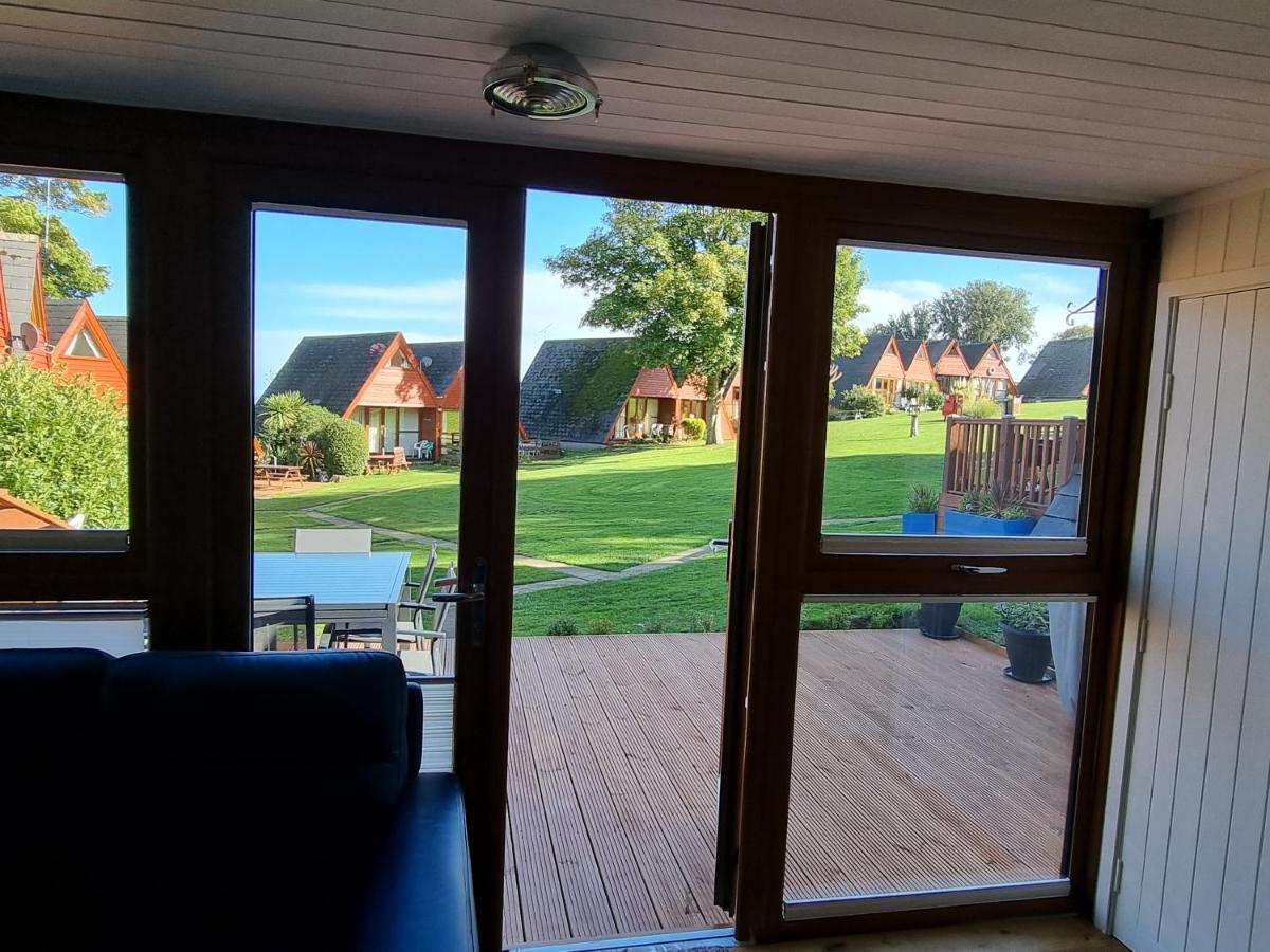 Chalet Brightstone Kingsdown Cliffs location with indoor pool, tennis court, mini-golf short walk to beach and 3 great local pubs - Housity