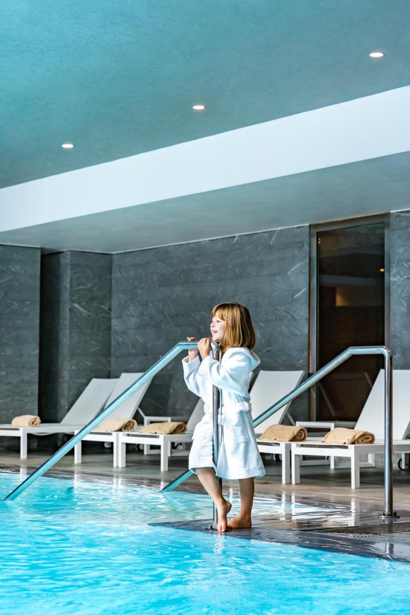 Piscine de l'établissement Relais Spa Val d'Europe ou située à proximité