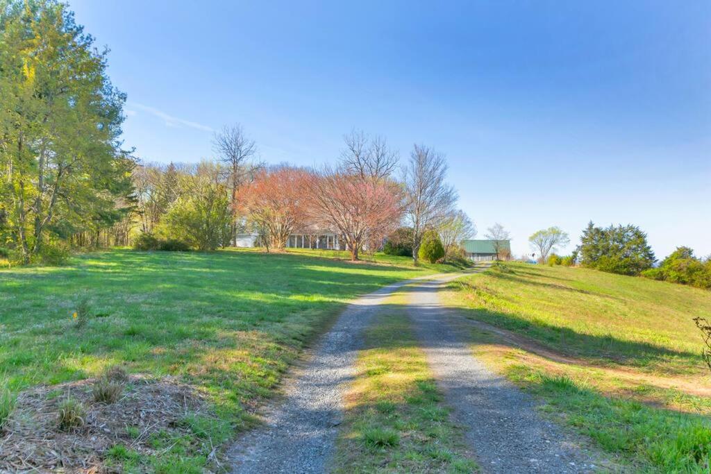 Huge Farmhouse with Heated Pool for Vacations and Retreats - Housity