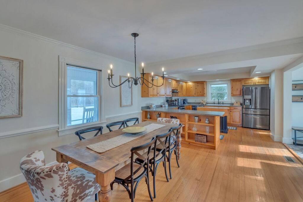 Huge Farmhouse with Heated Pool for Vacations and Retreats - Housity