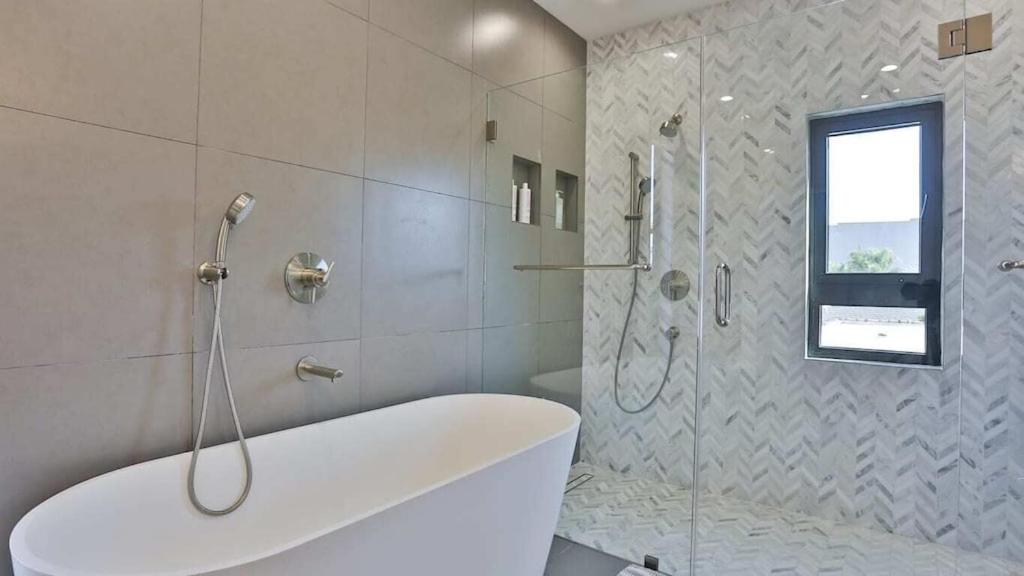 WEST HOLLYWOOD 5 BD HOUSE w POOL & GUEST HOUSE - Housity