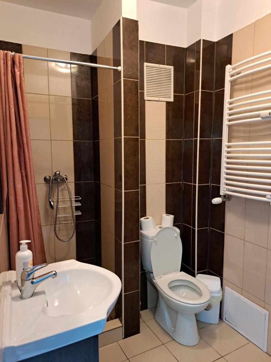 Anastasia Bratianu Apart 24 A Self Check from 2 PM - Housity