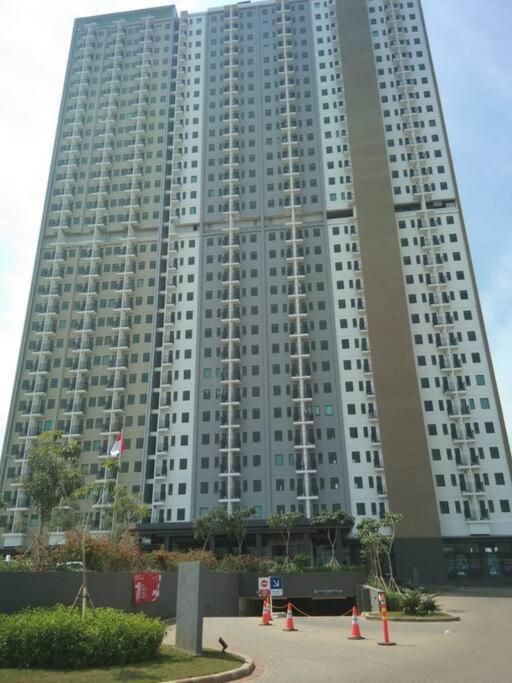 Suitetrails - Osaka Riverview Apartment PIK2 dengan kolam renang, gym dan wifi.