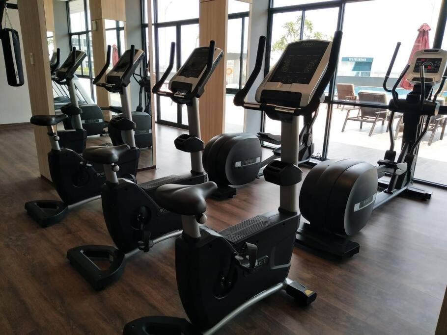 Suitetrails - Osaka Riverview Apartment PIK2 dengan kolam renang, gym dan wifi.