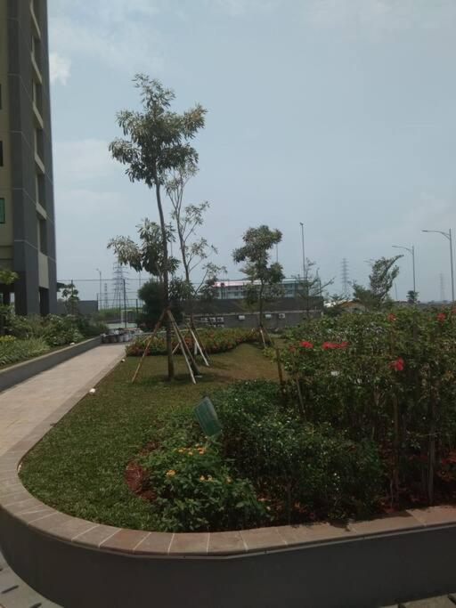 Suitetrails - Osaka Riverview Apartment PIK2 dengan kolam renang, gym dan wifi.