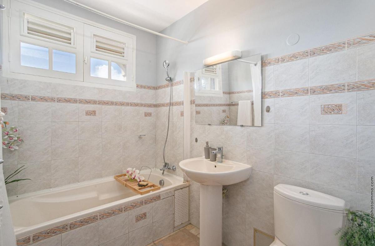 Magnifique villa avec piscine - Housity