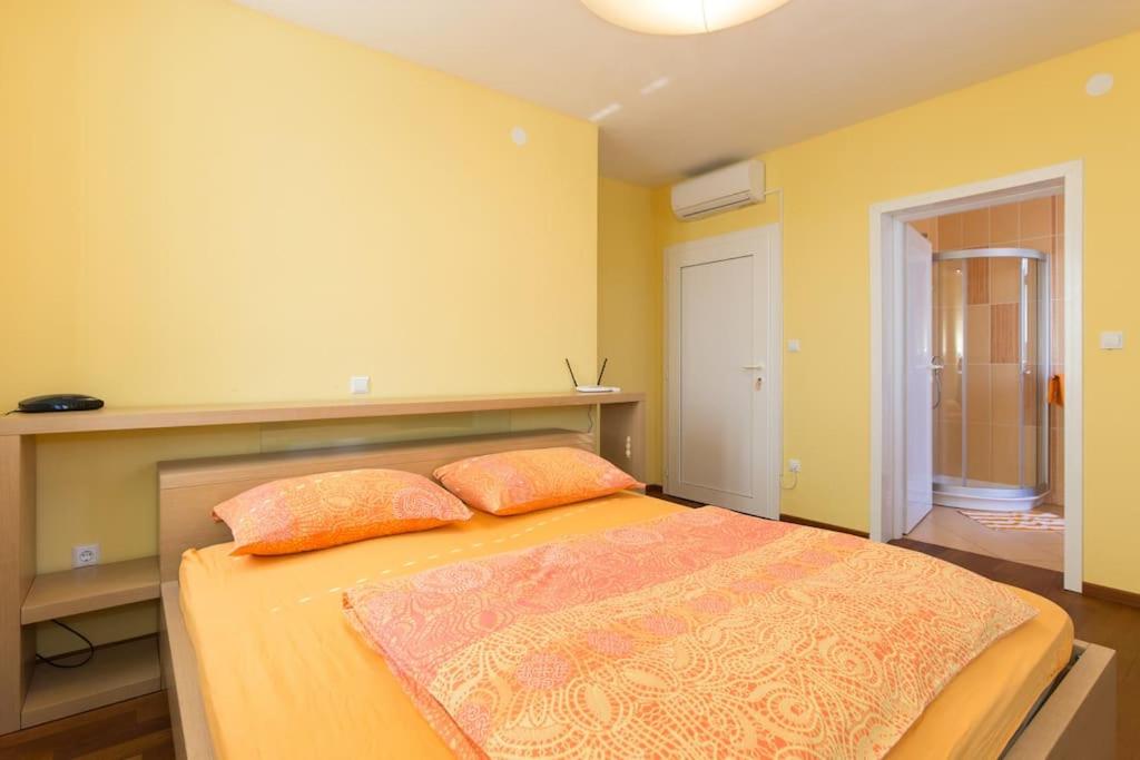 Villa Ajda - Orange room - Housity
