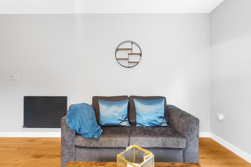Pluxa Cobalt Blue Brand new apartment in Redditch with carpark - Housity