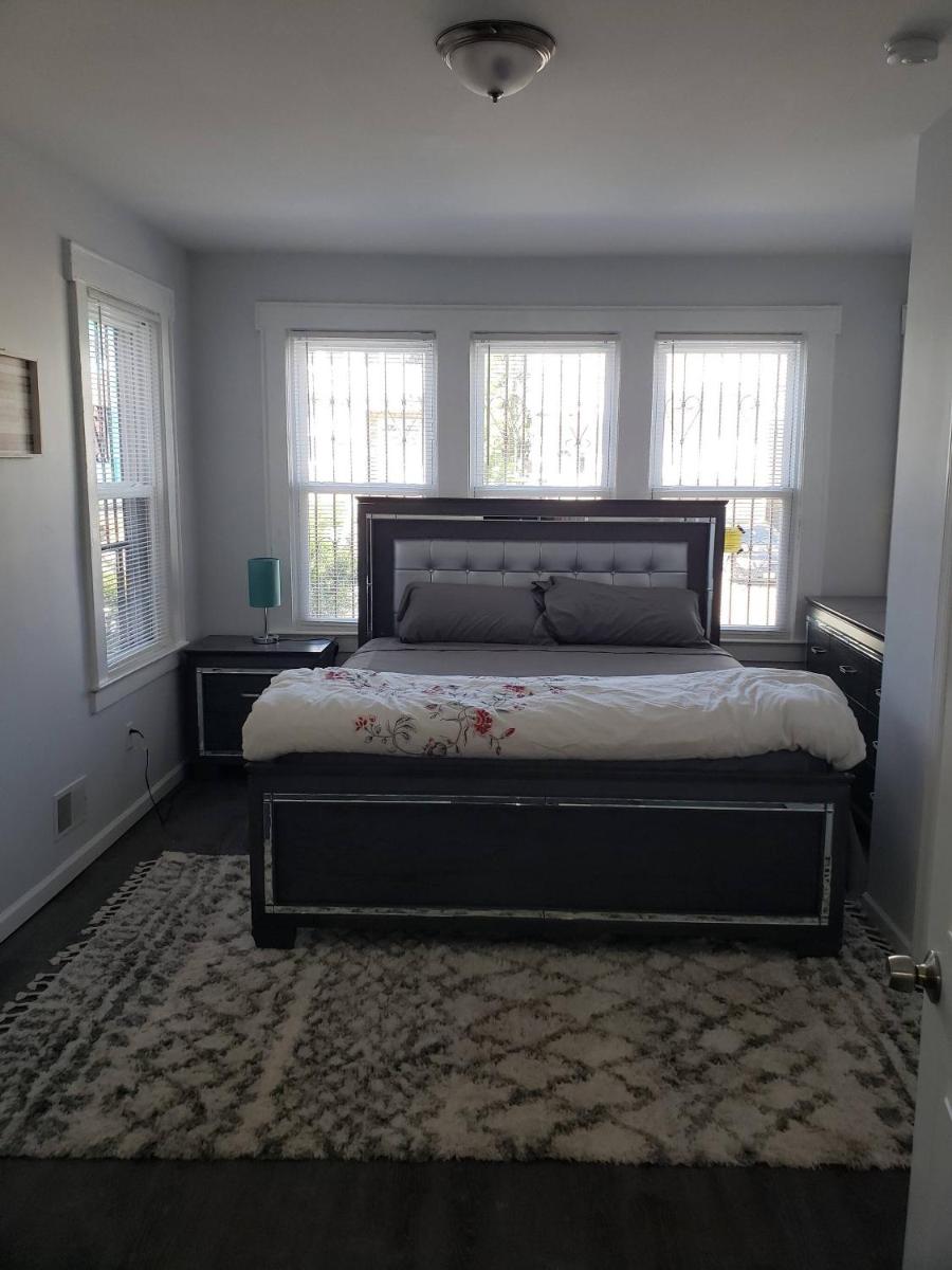 Lovely 3 Bedroom Apt With Parking On Premises - Housity