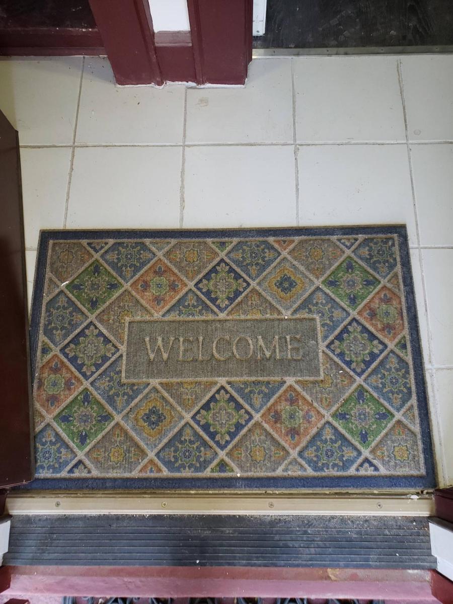 Lovely 3 Bedroom Apt With Parking On Premises - Housity