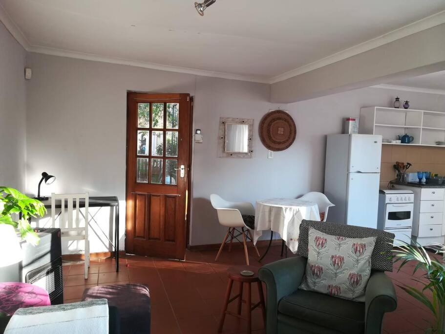 Bright and sunny private self-catering cottage - Housity