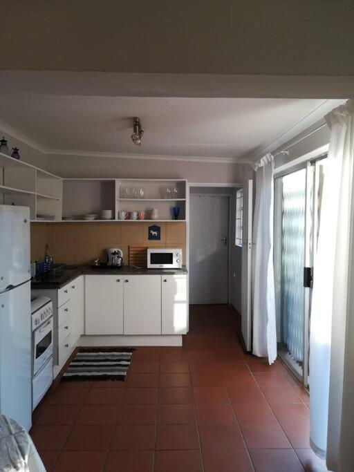 Bright and sunny private self-catering cottage - Housity