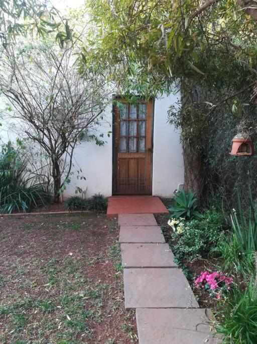 Bright and sunny private self-catering cottage - Housity