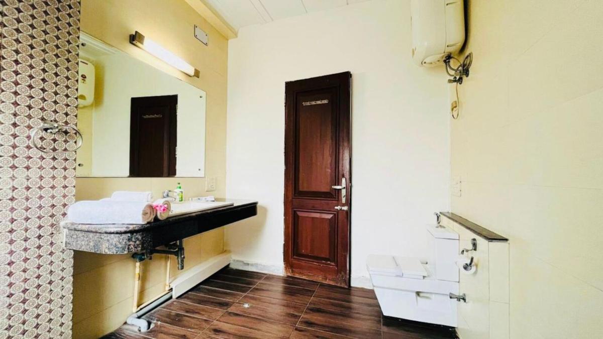 BluO Modern Studio DLF Galleria Market - Housity