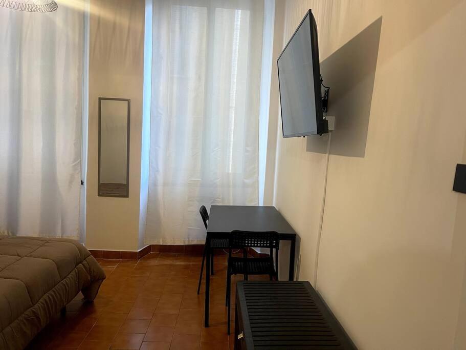 Ridi Che Ti Passa in Vico Lavagna - Housity