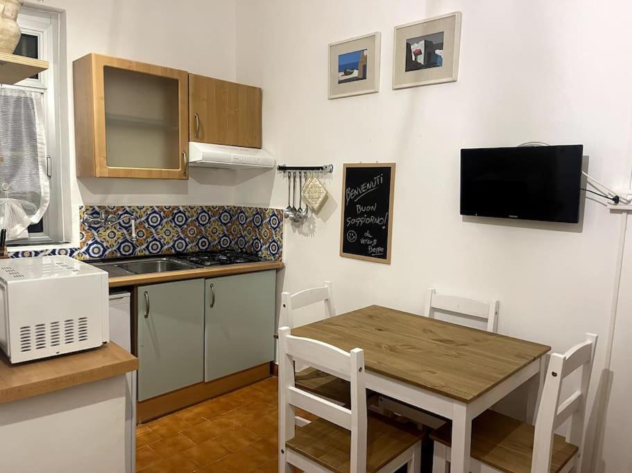 Ridi Che Ti Passa in Vico Lavagna - Housity