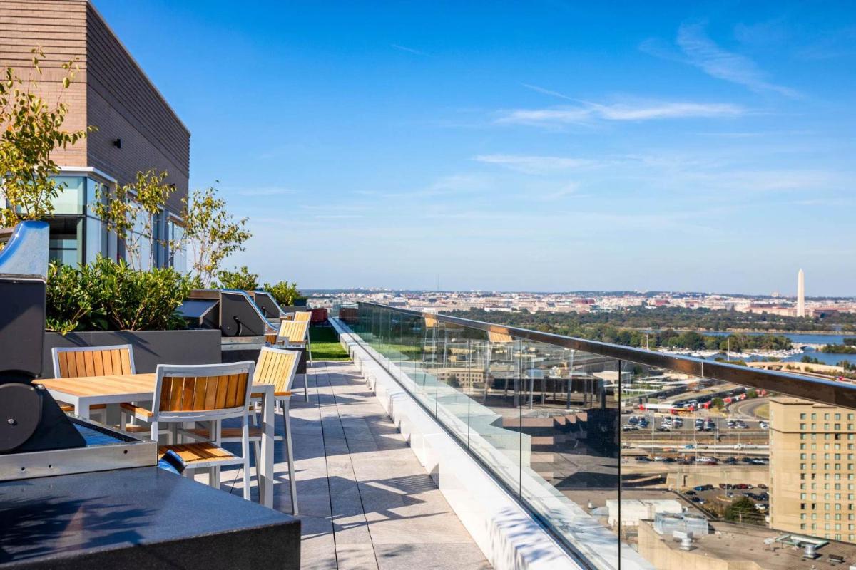 1 Bedroom Luxury Pentagon City Apartment - Housity