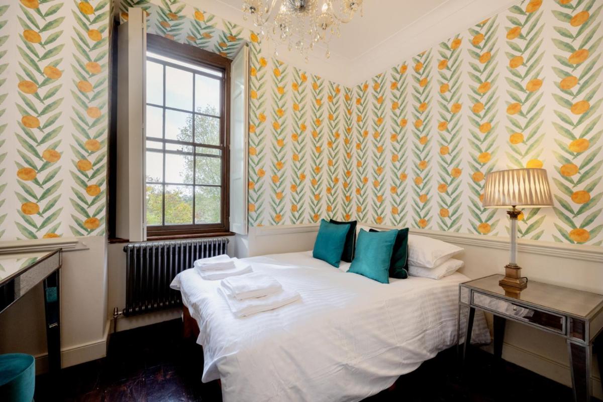 Upside house Beautiful 5 bedroom house sleeps 13 with hottub, games room and garden near Bath - Housity