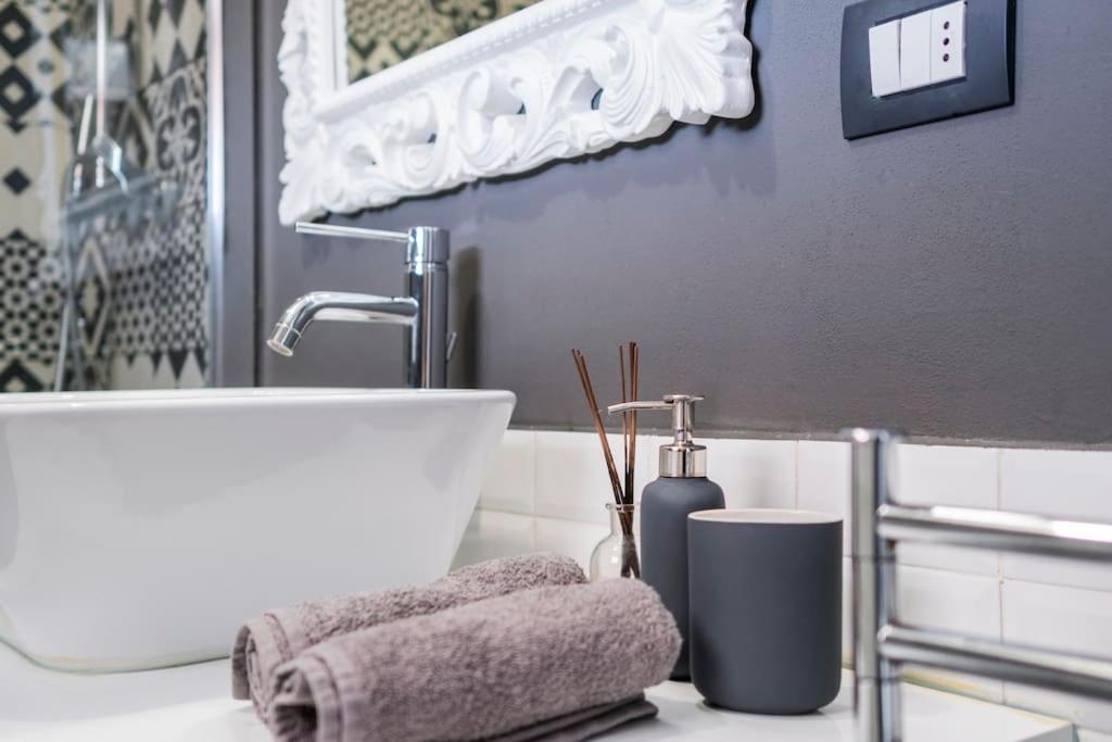 BLACK & WHITE flat in Naviglio/ porta Genova - Housity