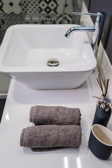 BLACK & WHITE flat in Naviglio/ porta Genova - Housity