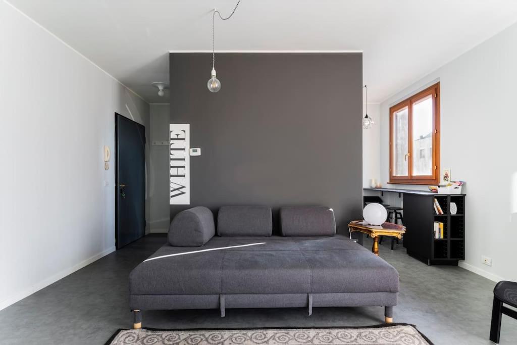 BLACK & WHITE flat in Naviglio/ porta Genova - Housity