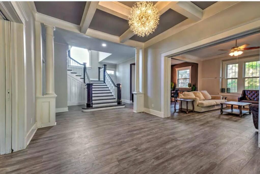 Huge Open Spaced- 3 bedroom Getaway! - Housity