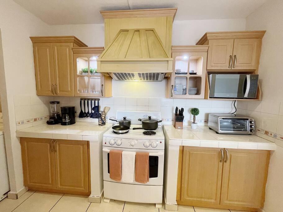 Suitetrails - Lovely 3Brm Apt w/City View&Pool @heart of Escalon