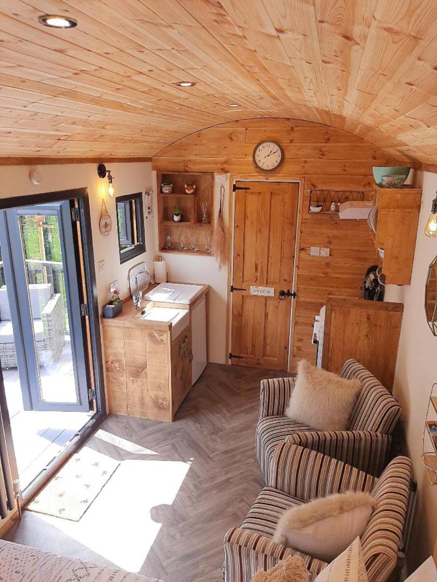 Shepherds Hut with hot tub on Anglesey North Wales - Housity