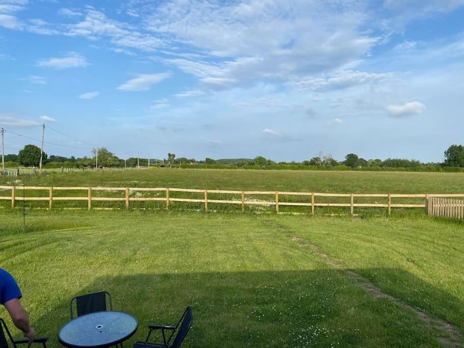 Beautiful 1 Bed Shepherd Hut in Warwickshire - Housity