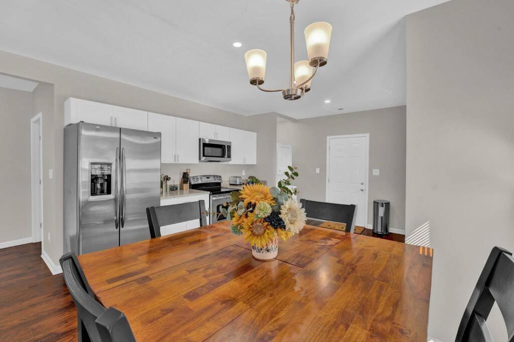 Freshly Renovated 3 bedroom 1 bath Cottage home! - Housity