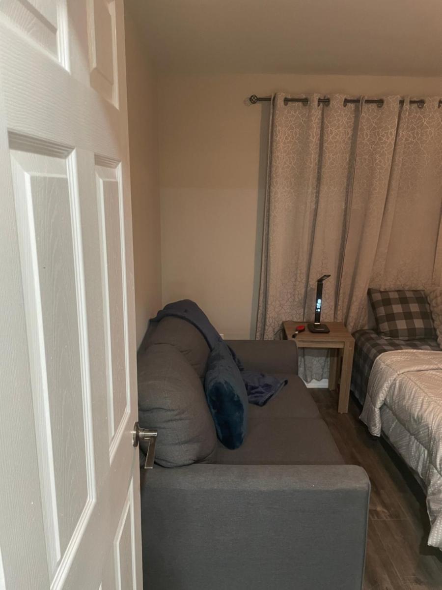 Stunning & cozy freshly renovated 2 bedroom basement unit - Housity