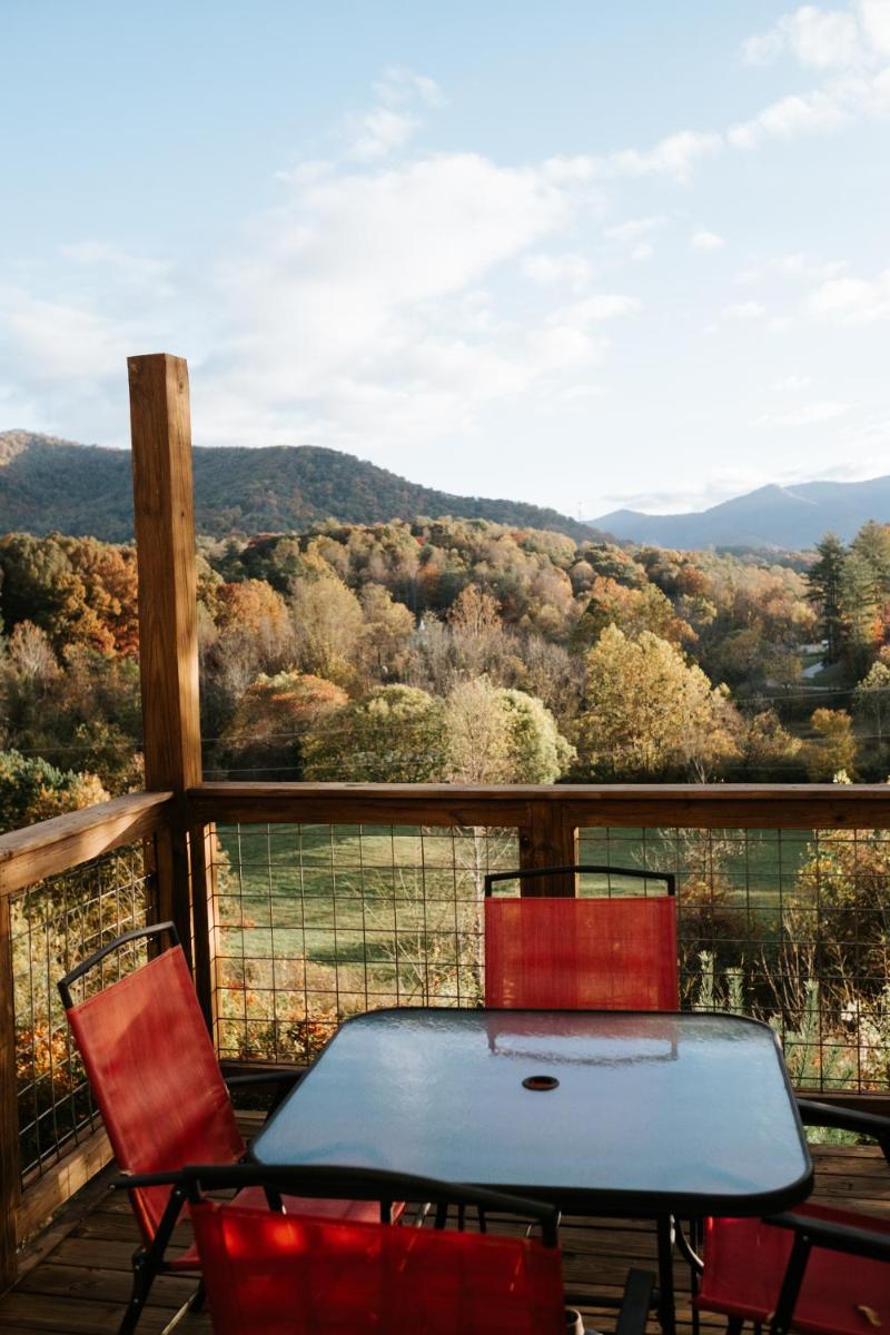 Pleasant Grove Cottages - Misty Mtn (#113) / Lazy Bear (#115) - Housity