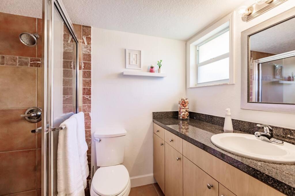 *Eclectic hidden Gem / Tiki Bar and Pool* - Housity