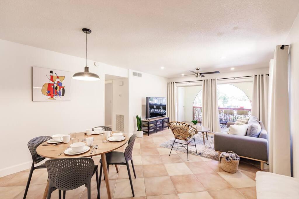 *Eclectic hidden Gem / Tiki Bar and Pool* - Housity