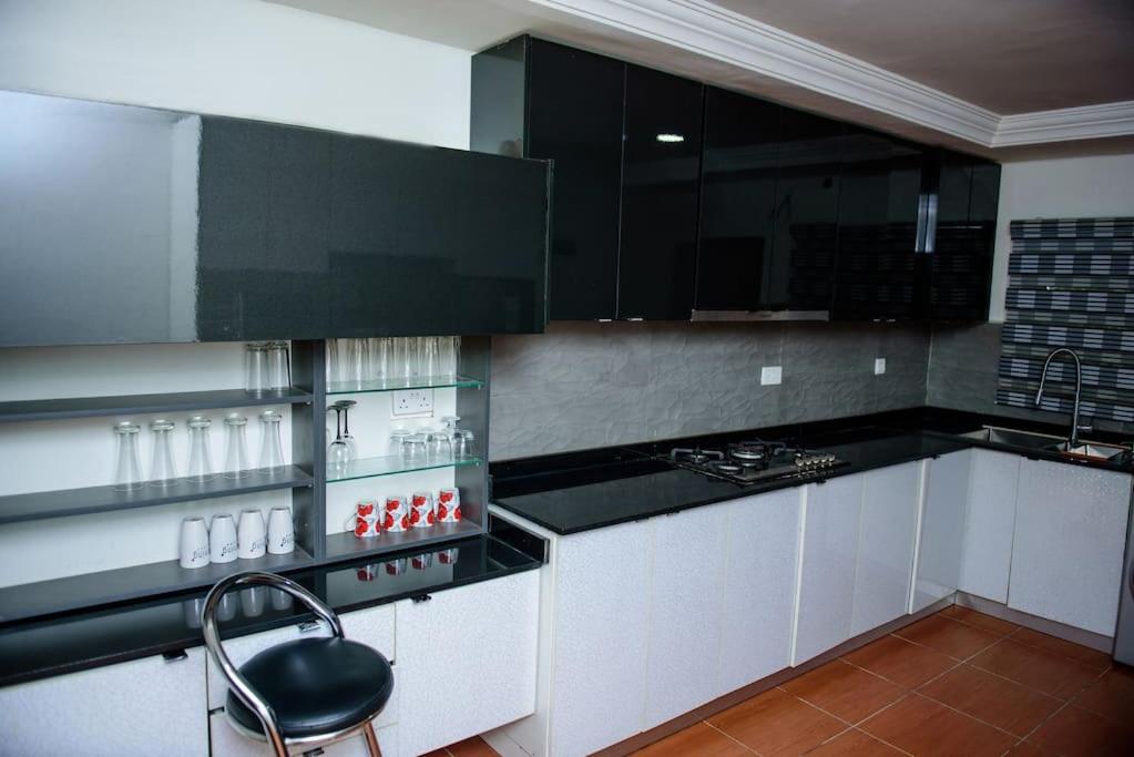 Cc & Cg Homes Luxury 4 Bedrooms Apartment - Housity