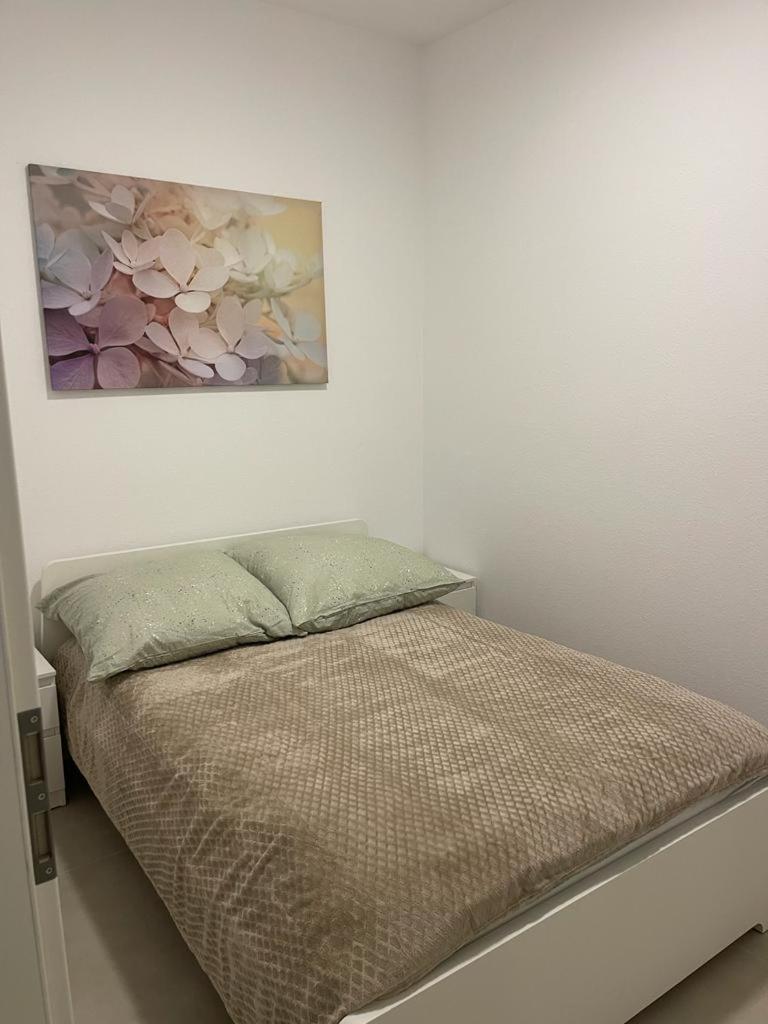 Monteurzimmer mit zwei einzelnen Betten in einer 3Zi Wohnung mit Küche und Bad - Housity