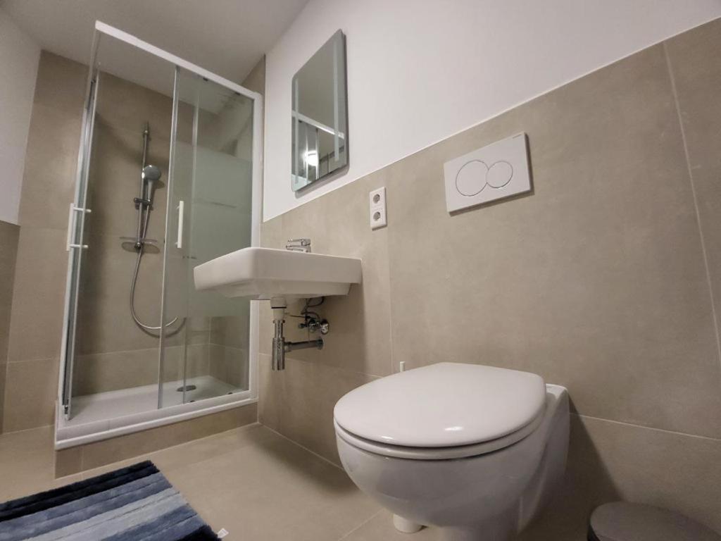 Monteurzimmer mit zwei einzelnen Betten in einer 3Zi Wohnung mit Küche und Bad - Housity