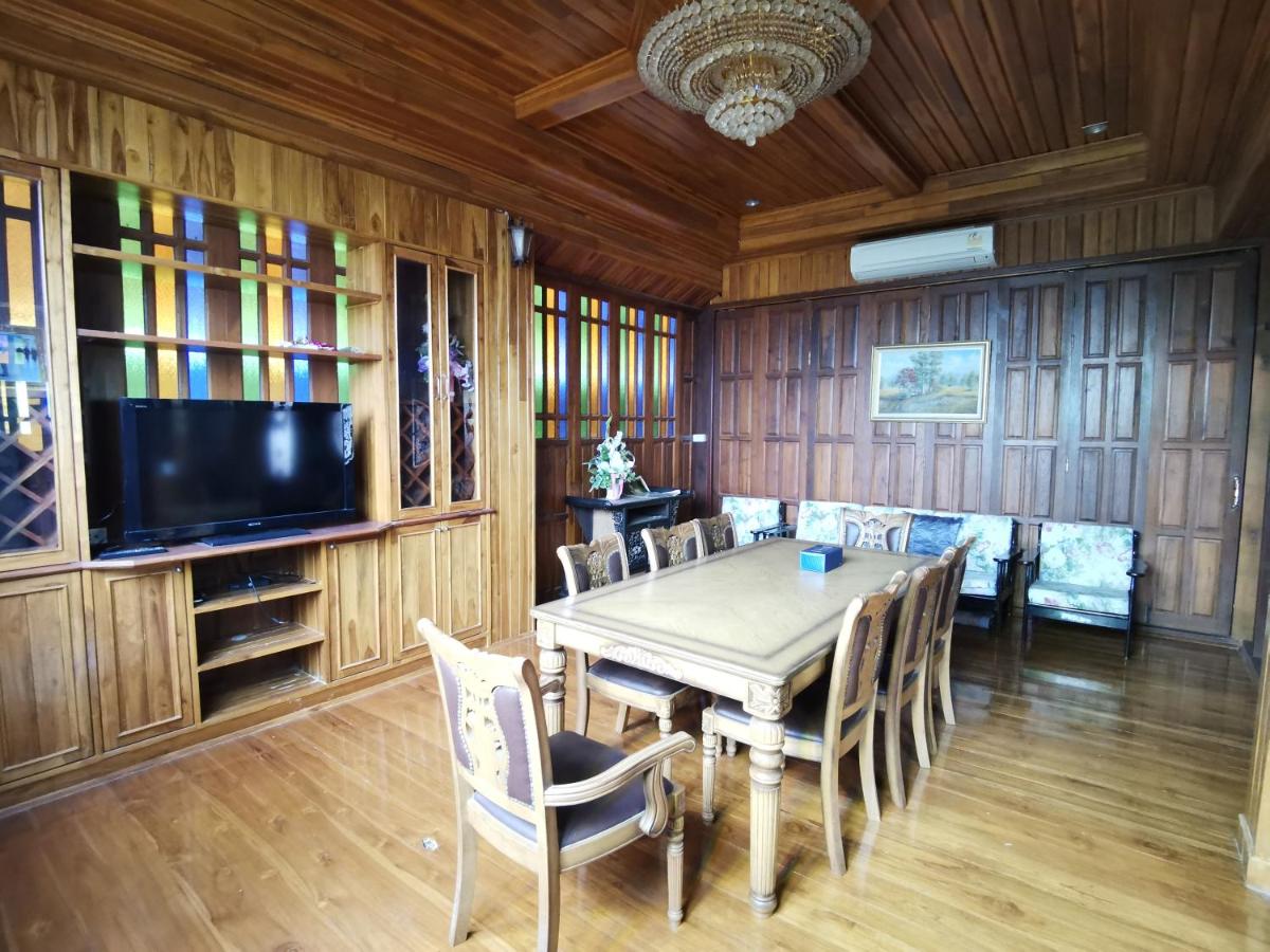 Thai traditional wooden house - Housity