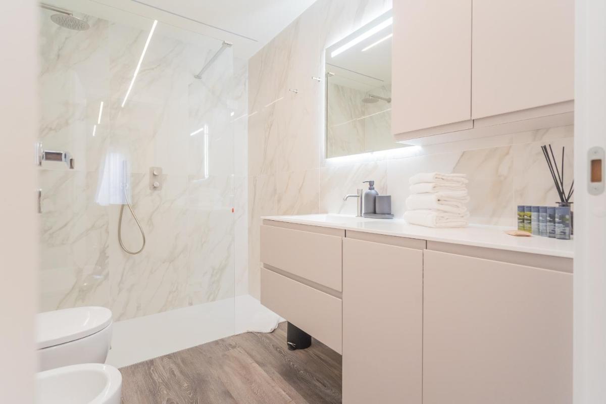 Modern & Stylish Apartment in Como City by Rent All Como - Housity