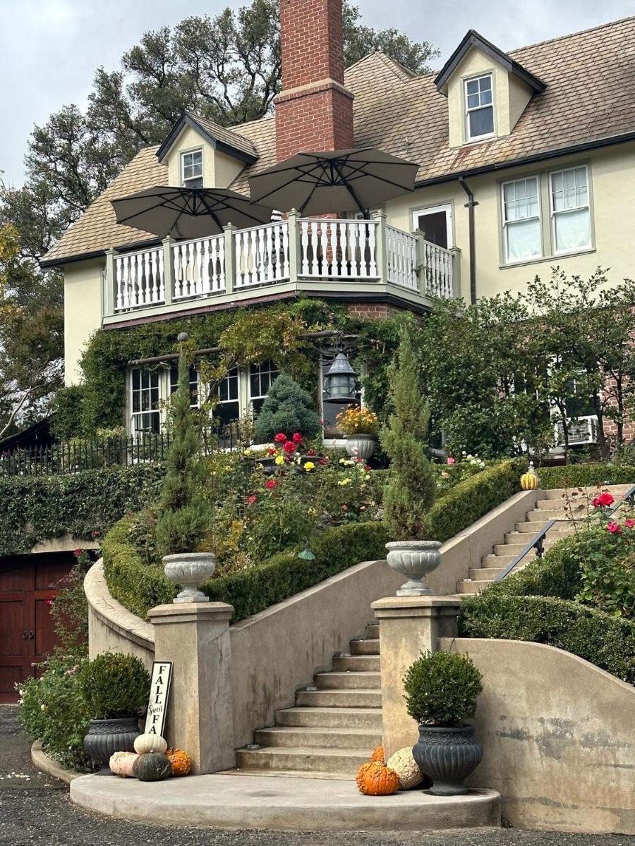 The Inn on Knowles Hill Bed & Breakfast Hotel - Housity