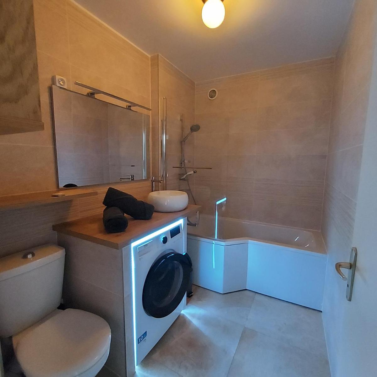 2 LYS Orleans Downtown, free secure parking - Housity