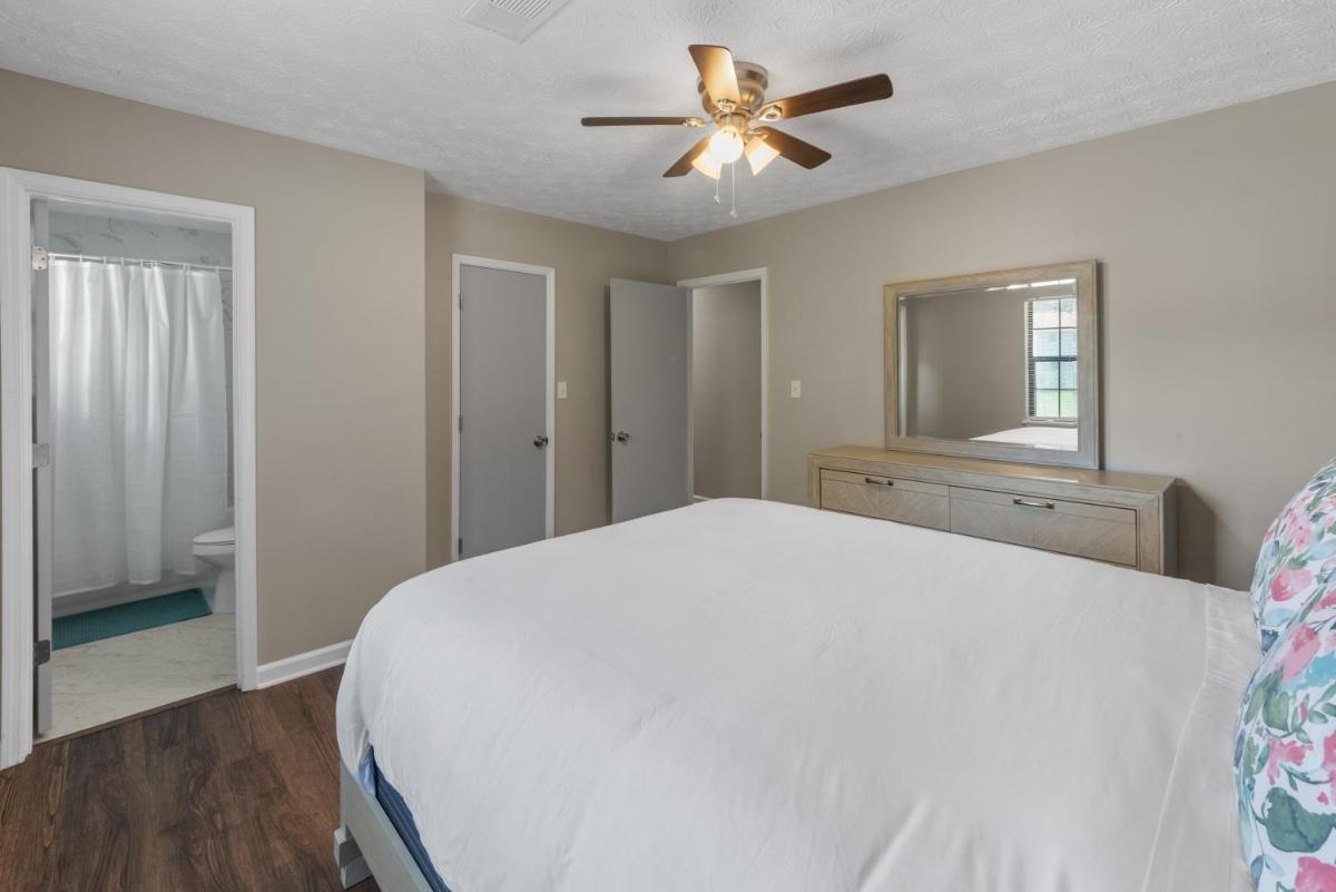 2 Bedroom Townhome in Union City near Hartsfield-Jackson Airport - Housity