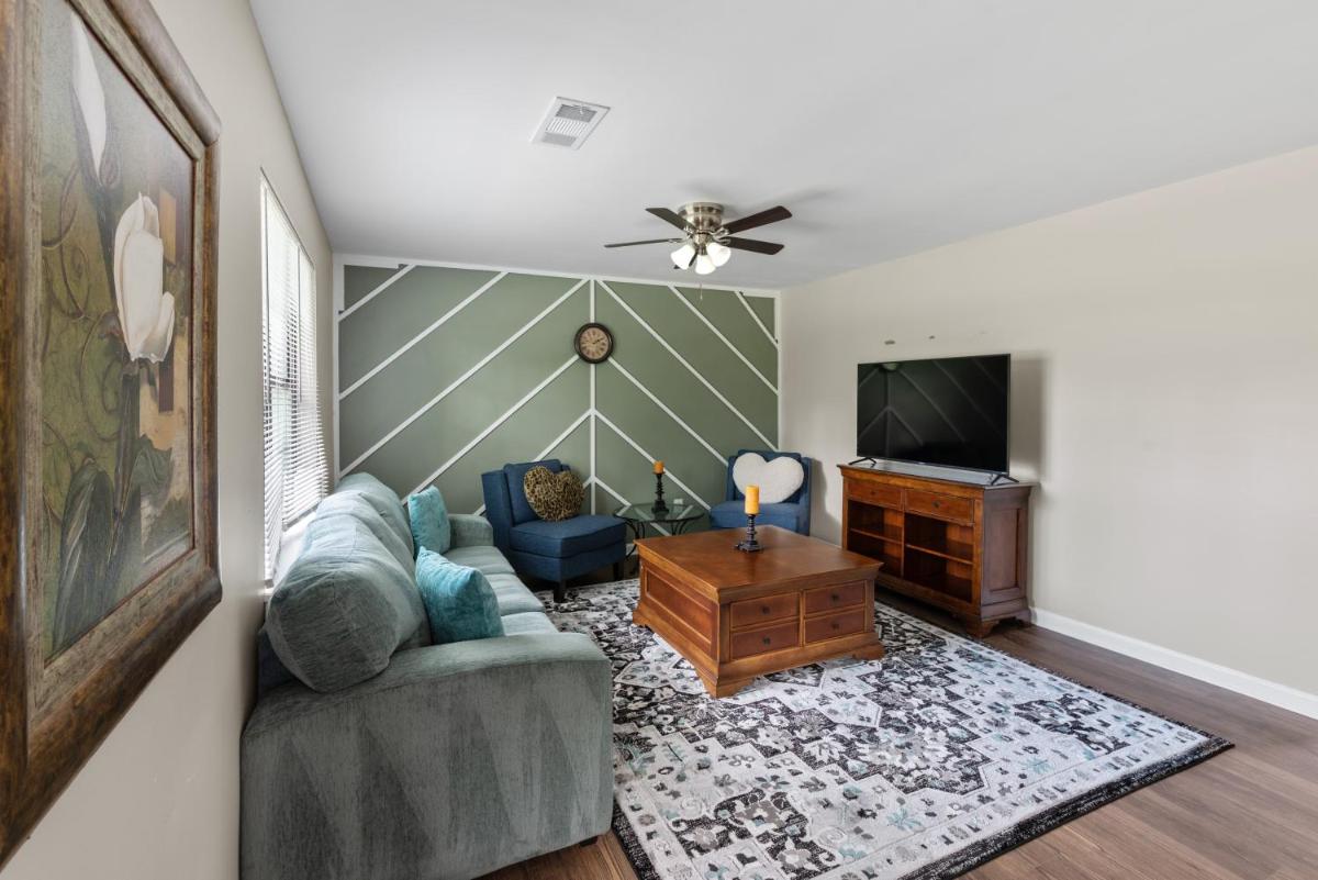 2 Bedroom Townhome in Union City near Hartsfield-Jackson Airport - Housity