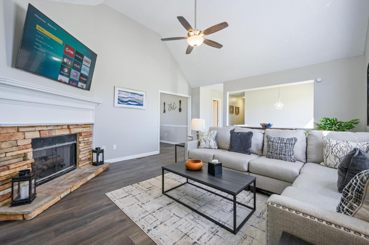 Plan A Trip To The Lake In This Open Air Cozy Home - Housity