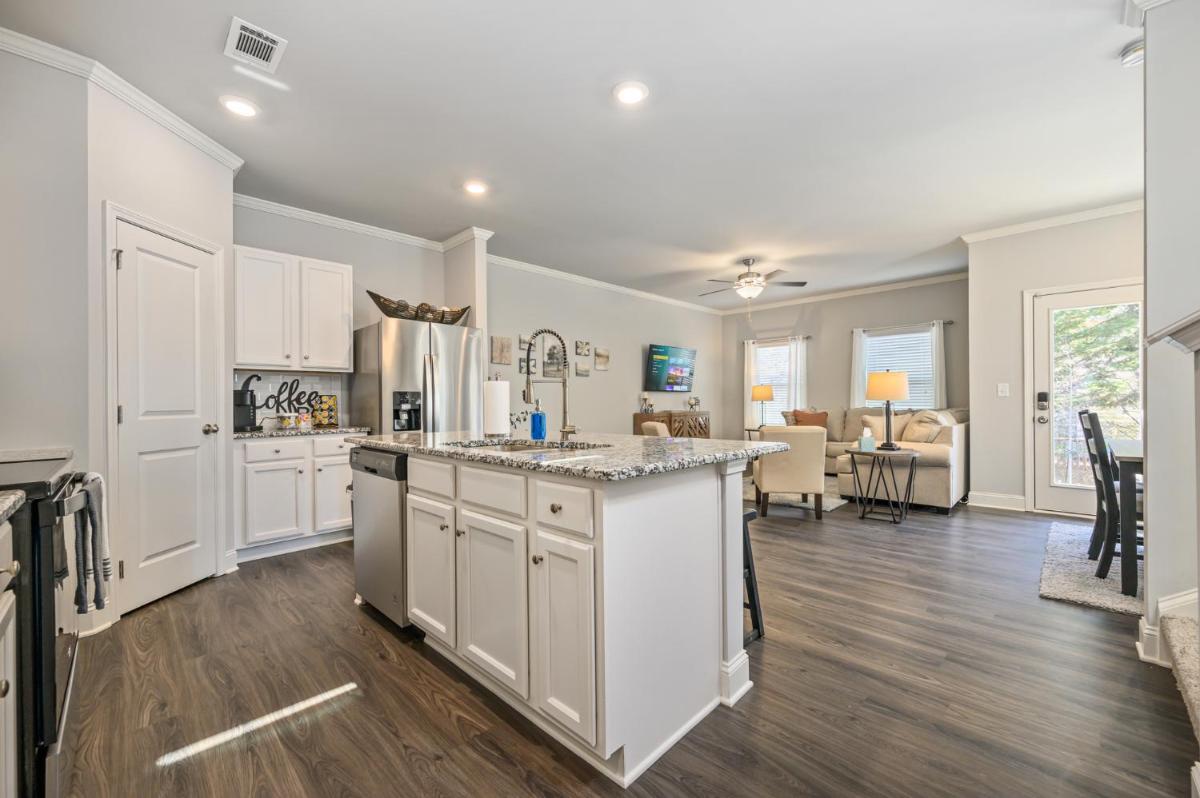 Stylish & Modern 3BR Home Near Chattahoochee River - Housity