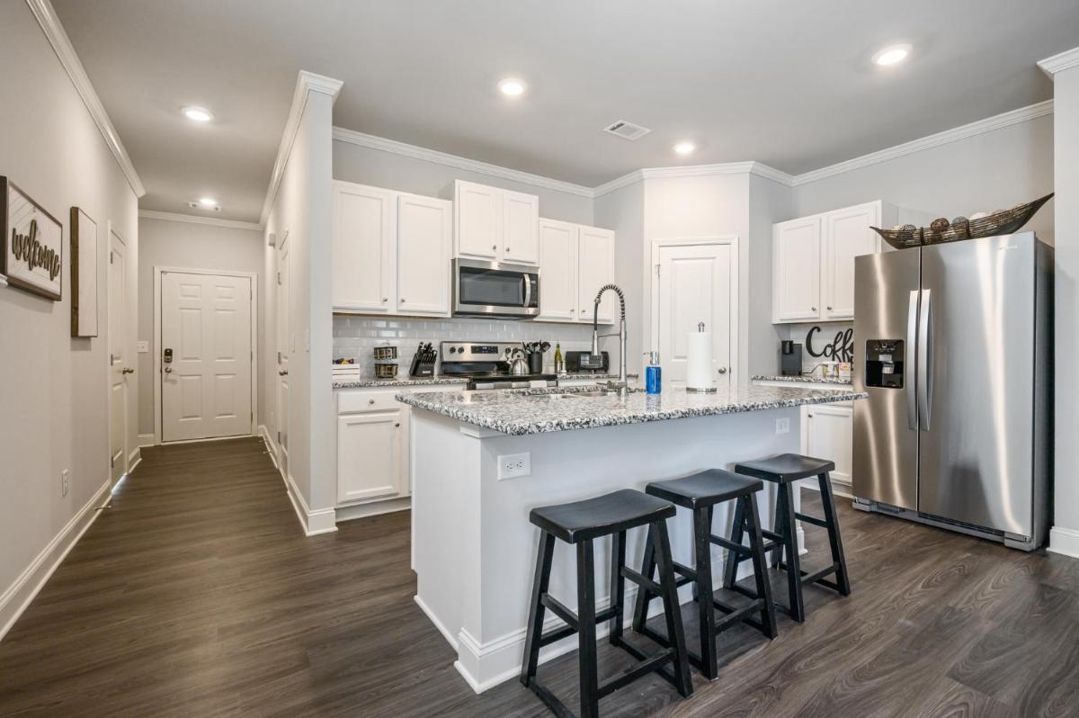 Stylish & Modern 3BR Home Near Chattahoochee River - Housity